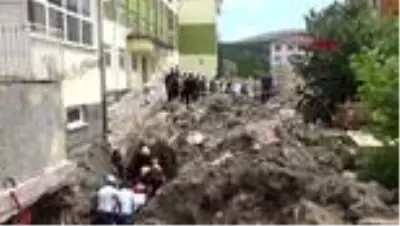 Okul bahçesindeki drenaj kazısında göçük; 2 işçi toprak altında kaldı