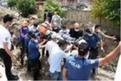 Okul bahçesindeki drenaj kazısında göçük; 2 işçi toprak altında kaldı (2)