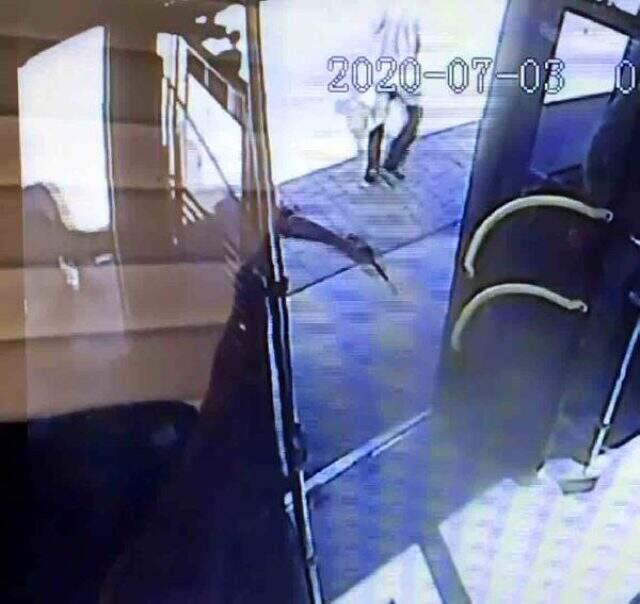 Otobüste bıçaklama dehşeti araç kamerasına yansıdı Otobüste bıçaklama dehşeti araç kamerasına yansıdı
