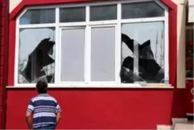Sakarya'daki patlamada kamyonun parçaları 1 buçuk kilometre uzağa fırladı Sakarya'daki patlamada kamyonun parçaları 1 buçuk kilometre uzağa fırladı