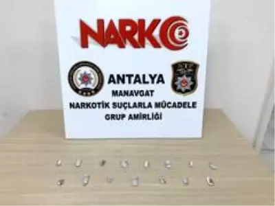 Polisi görünce uyuşturucuları atıp kaçmaya çalıştı