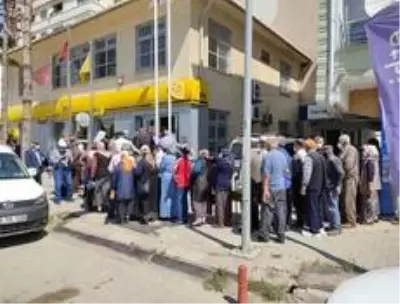 PTT önünde kuyruk uzadı, sosyal mesafe unutuldu PTT önünde kuyruk uzadı, sosyal mesafe unutuldu