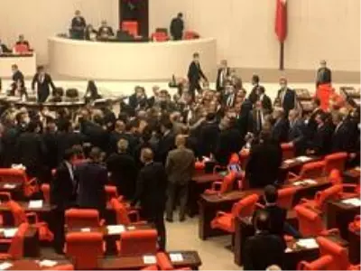 TBMM'de bağımsız İstanbul milletvekili Ahmet Şık'a uyarı cezası TBMM'de bağımsız İstanbul milletvekili Ahmet Şık'a uyarı cezası