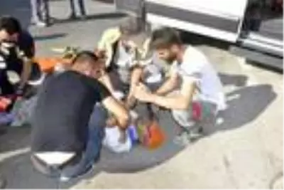 Tesadüfen görüp geldi, yaralı amcasının elini bırakmadı Tesadüfen görüp geldi, yaralı amcasının elini bırakmadı