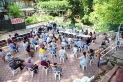 Topaloğlu, Beycik sakinlerinin şikayetlerini dinledi. Topaloğlu, Beycik sakinlerinin şikayetlerini dinledi.