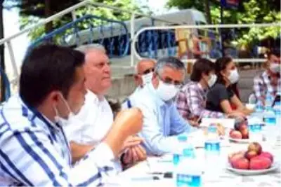 Topaloğlu, Beycik sakinlerinin şikayetlerini dinledi. Topaloğlu, Beycik sakinlerinin şikayetlerini dinledi.