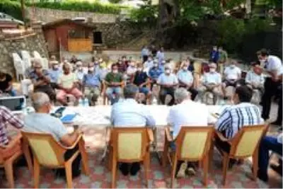 Topaloğlu, Beycik sakinlerinin şikayetlerini dinledi. Topaloğlu, Beycik sakinlerinin şikayetlerini dinledi.