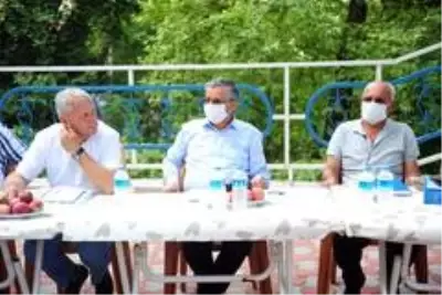 Topaloğlu, Beycik sakinlerinin şikayetlerini dinledi. Topaloğlu, Beycik sakinlerinin şikayetlerini dinledi.