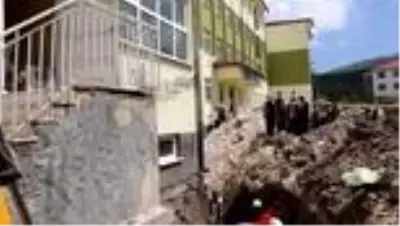 Toprak altında kalan 2 işçi kurtarıldı