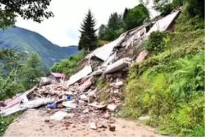 Trabzon'da heyelan nedeniyle kapanan mahalle yolları ulaşıma açıldı Trabzon'da heyelan nedeniyle kapanan mahalle yolları ulaşıma açıldı