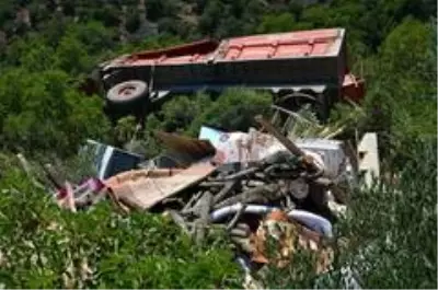 Traktör şarampole yuvarlandı: 1 ölü, 1 yaralı