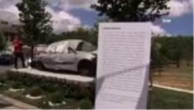 15 Temmuz'da tankın ezdiği otomobil Esenler'de sergileniyor 15 Temmuz'da tankın ezdiği otomobil Esenler'de sergileniyor