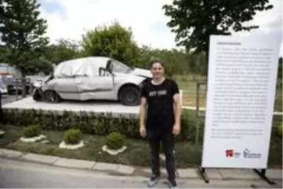 15 Temmuz'da tankın ezdiği otomobil Esenler'de sergileniyor 15 Temmuz'da tankın ezdiği otomobil Esenler'de sergileniyor