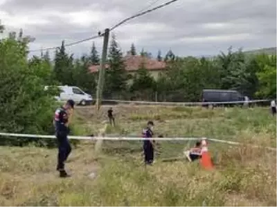 Altın taşıyan araç kaza yaptı, güvenlik güçleri tırmıkla tarlada altın aradı