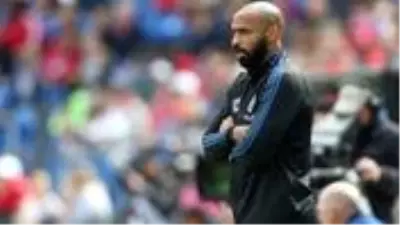 Arsenal'in eski yıldızı Henry, futbol maçında diz çökerek ırkçılığı protesto etti Arsenal'in eski yıldızı Henry, futbol maçında diz çökerek ırkçılığı protesto etti