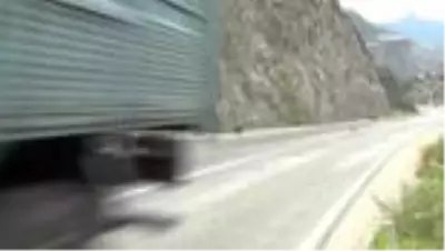 Artvin-Erzurum kara yolunda tehlike arz eden kayalar temizleniyor