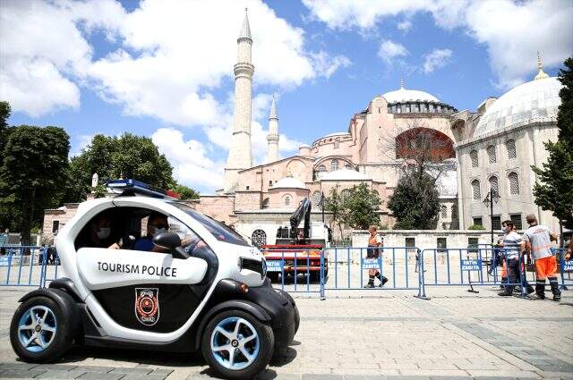 Ayasofya için karar bekleniyor: Bölgenin önüne bariyerler konuldu