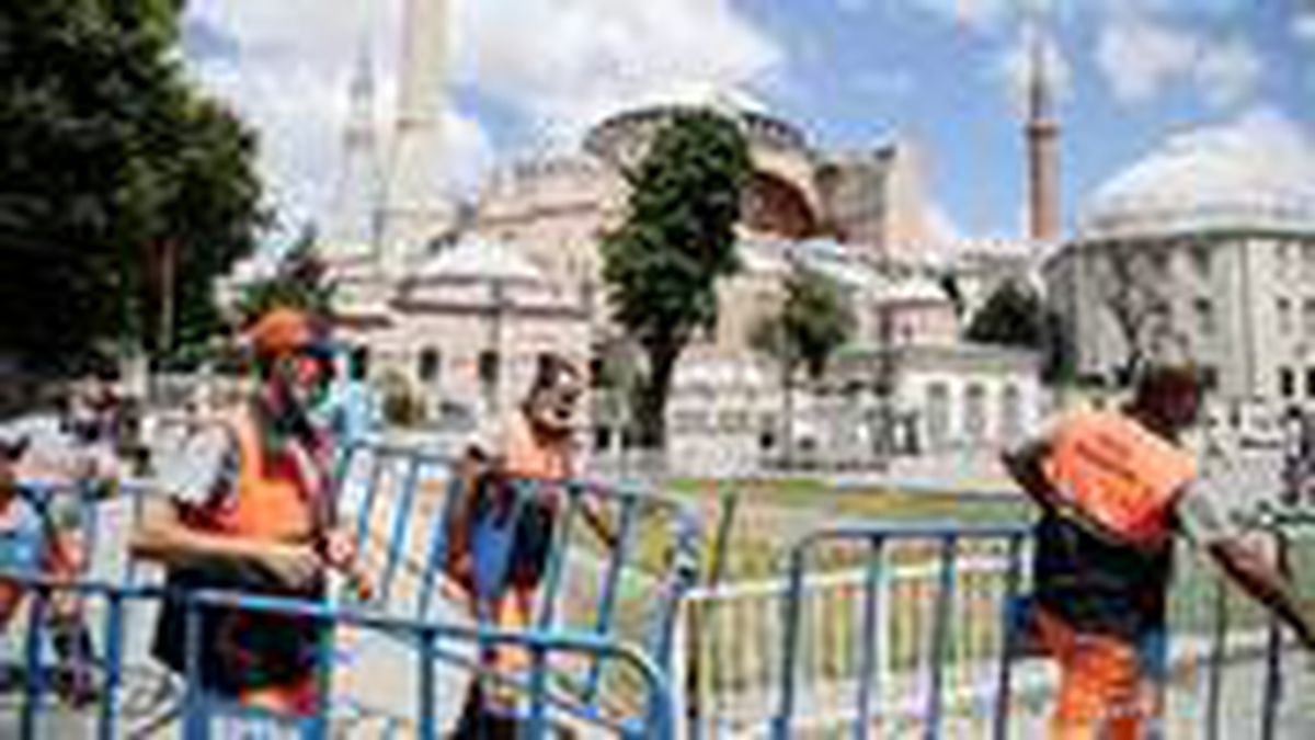 Ayasofya için karar bekleniyor: Bölgenin önüne bariyerler konuldu