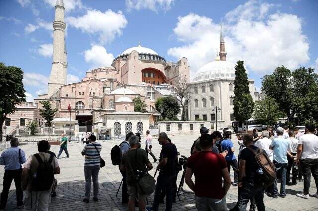 Ayasofya için karar bekleniyor: Bölgenin önüne bariyerler konuldu