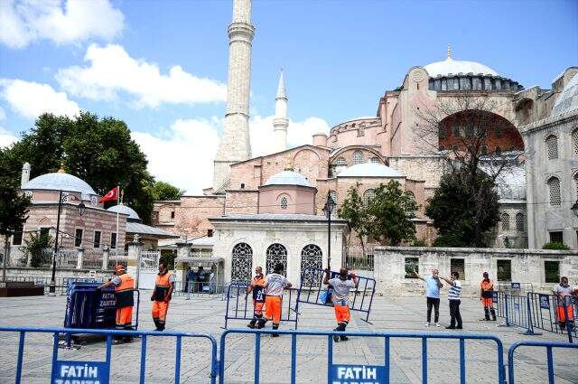 Ayasofya için karar bekleniyor: Bölgenin önüne bariyerler konuldu