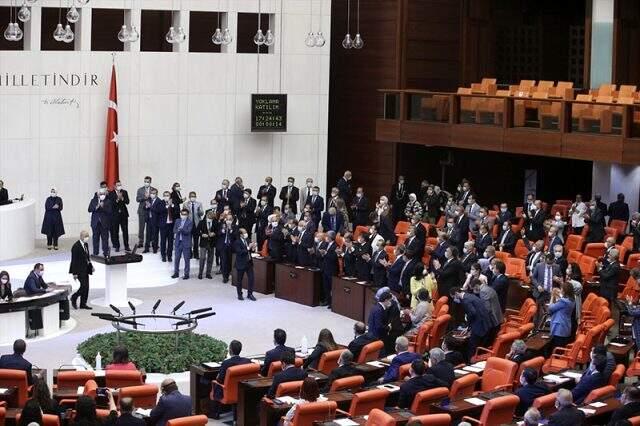 Ayasofya'nın ibadete açılmasına ilişkin karar okunurken Meclis, ayakta alkışlayanlar ve oturanlar olarak ikiye ayrıldı Ayasofya'nın ibadete açılmasına ilişkin karar okunurken Meclis, ayakta alkışlayanlar ve oturanlar olarak ikiye ayrıldı