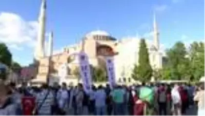 Ayasofya önünde sevinç gösterileri Ayasofya önünde sevinç gösterileri