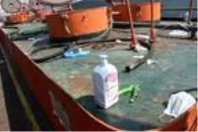 Batma tehlikesi olan tankerde yakalanan göçmenler, gruplar halinde toplanmış Batma tehlikesi olan tankerde yakalanan göçmenler, gruplar halinde toplanmış