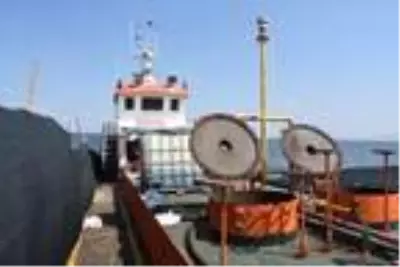 Batma tehlikesi olan tankerde yakalanan göçmenler, gruplar halinde toplanmış Batma tehlikesi olan tankerde yakalanan göçmenler, gruplar halinde toplanmış