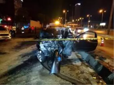 Beylikdüzü’de otomobil tabela direğine çarptı: 4 yaralı