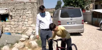 Cumhurbaşkanının talimatıyla kuzusu öldüğü için gözyaşı döken Barış'a bisiklet hediye edildi