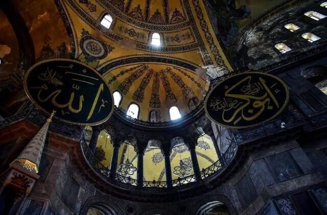 Danıştay'ın müze kararını iptal etmesiyle Ayasofya önünde 'Ya Allah Bismillah Allahu Ekber' sesleri yükseldi Danıştay'ın müze kararını iptal etmesiyle Ayasofya önünde 'Ya Allah Bismillah Allahu Ekber' sesleri yükseldi