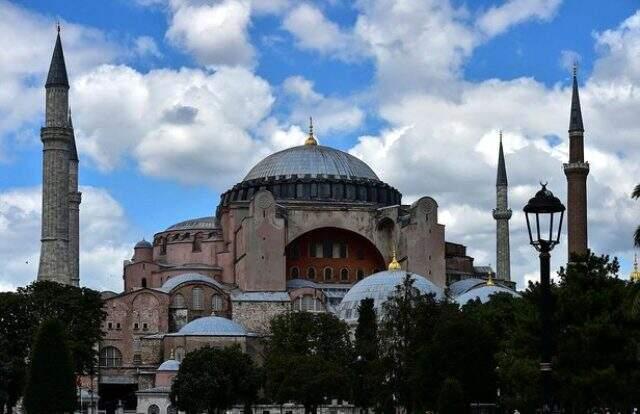 Danıştay'ın müze kararını iptal etmesiyle Ayasofya önünde 'Ya Allah Bismillah Allahu Ekber' sesleri yükseldi Danıştay'ın müze kararını iptal etmesiyle Ayasofya önünde 'Ya Allah Bismillah Allahu Ekber' sesleri yükseldi