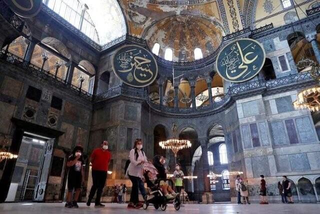 Danıştay'ın müze kararını iptal etmesiyle Ayasofya önünde 'Ya Allah Bismillah Allahu Ekber' sesleri yükseldi Danıştay'ın müze kararını iptal etmesiyle Ayasofya önünde 'Ya Allah Bismillah Allahu Ekber' sesleri yükseldi