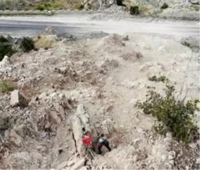 Son dakika güncel: Görenler heyelan zannetti, yamaçtaki dev kayalar temizlendi