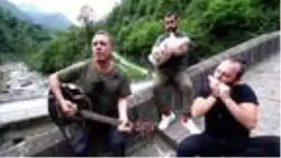 Haluk Levent, Çifte Köprü'de gitar çaldı, şarkı söyledi Haluk Levent, Çifte Köprü'de gitar çaldı, şarkı söyledi