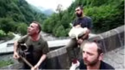 Haluk Levent, Çifte Köprü'de gitar çaldı, şarkı söyledi Haluk Levent, Çifte Köprü'de gitar çaldı, şarkı söyledi