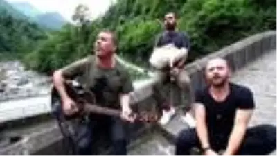 Haluk Levent, Çifte Köprü'de gitar çaldı, şarkı söyledi Haluk Levent, Çifte Köprü'de gitar çaldı, şarkı söyledi