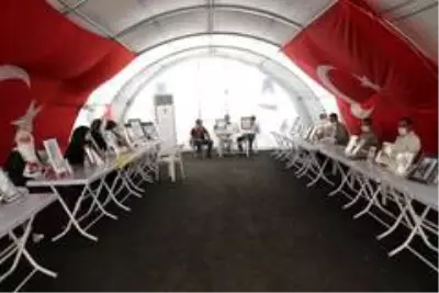 HDP önündeki ailelerin evlat nöbeti 312'nci gününde HDP önündeki ailelerin evlat nöbeti 312'nci gününde