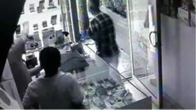 Hırsız telefonları kapıp kaçtı, çalışanlara şaştı kaldı