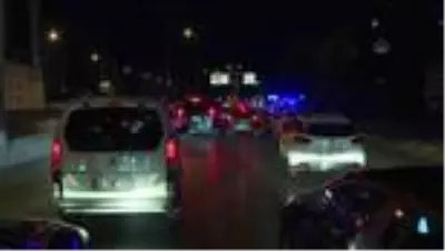 İstanbul’da trafik tabelası direğine çarpan otomobildeki 4 kişi yaralandı
