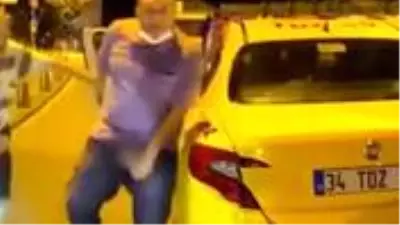 İstanbul'un göbeğinde taksici rezaleti! Tartıştığı sürücüye cinsel organını gösterdi İstanbul'un göbeğinde taksici rezaleti! Tartıştığı sürücüye cinsel organını gösterdi