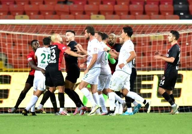 İttifak Holding Konyaspor, Gaziantep maçında kural hatası yapıldığını iddia etti ve TFF'ye başvuracaklarını duyurdu İttifak Holding Konyaspor, Gaziantep maçında kural hatası yapıldığını iddia etti ve TFF'ye başvuracaklarını duyurdu