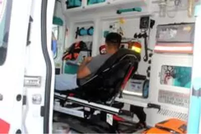 Motosiklet ile hafif ticari araç çarpıştı: 2 yaralı Motosiklet ile hafif ticari araç çarpıştı: 2 yaralı