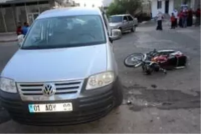 Motosiklet ile hafif ticari araç çarpıştı: 2 yaralı Motosiklet ile hafif ticari araç çarpıştı: 2 yaralı