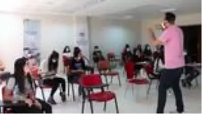 Öğrenciler yabancı dil sınavına Gençlik Merkezinde hazırlanıyor