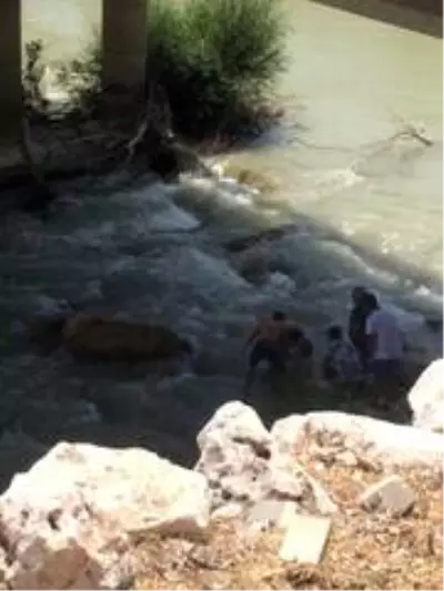 Ölmek isteyen kadını ırmağa atlayıp kurtardı Ölmek isteyen kadını ırmağa atlayıp kurtardı