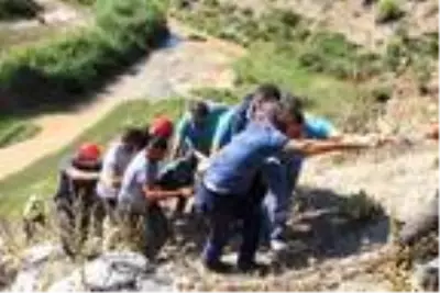 Otomobiliyle uçuruma yuvarlanan ziraat mühendisi ölümden döndü Otomobiliyle uçuruma yuvarlanan ziraat mühendisi ölümden döndü
