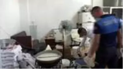 Pislik içinde ürettikleri peynirleri vatandaşlara yediremeden yakalandı Pislik içinde ürettikleri peynirleri vatandaşlara yediremeden yakalandı