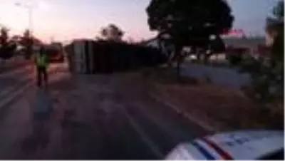 Rotu çıkan saman yüklü TIR yan yattı Rotu çıkan saman yüklü TIR yan yattı