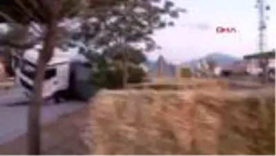 Rotu çıkan saman yüklü TIR yan yattı Rotu çıkan saman yüklü TIR yan yattı